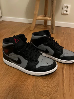 Air jordan 1 mid shadow red - Säljer mina air jordan 1 mid shadow red. Dom är utan defekter. Storlek 43. Priset går att diskutera. 