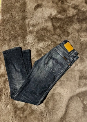  Nudie Jeans slim fit  - Tjena, säljer nu dessa riktigt snygga nudie jeans i storlek 27/34. Dessa sitter som 26 ungefär och längden 30/32 ish. Modellen är ”High Kai” och dessa tillverkas inte längre. Det är inget fel på dessa och de är i mycket bra skick. Hör av er vid frågor eller funderingar!