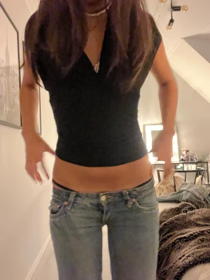 Jätte Lågmidjade bootcut jeans blå - Säljer mina favorit lågmidjade jeans då jag gått upp i vikt och inte passar mig längre. De är från weekday men jag har sytt ner de själv med symaskin och gått in och sytt för hand sedan själv. Jag har vikt upp de men små sömmar men går och sprätta upp och då blir de ca. 6 cm längre. För referens är jag 164cm. Hör av er vid frågor 