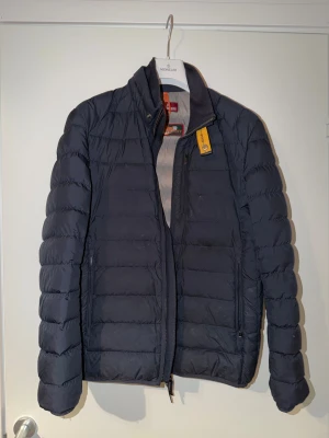 Parajumper - jacka  - Parajumper - jacka   Strl S Använd, cond 7/10  Nypris 5.399:-  Mitt pris 1.000:- Flaws se bilder, går att fixa 