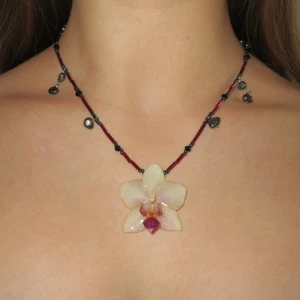 Real orchid flower necklace, handmade  - Handmade with a real phalaenosis orchid, dried and preserved in resin. Stainless steel & freshwater pearls. Length 45 (+ 4) cm. Every design I create is unique so each necklace is truly one of a kind. Keep in mind to handle the orchid with care <3