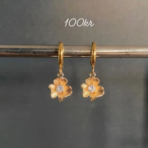 Guldiga örhängen med blomma - ❤️