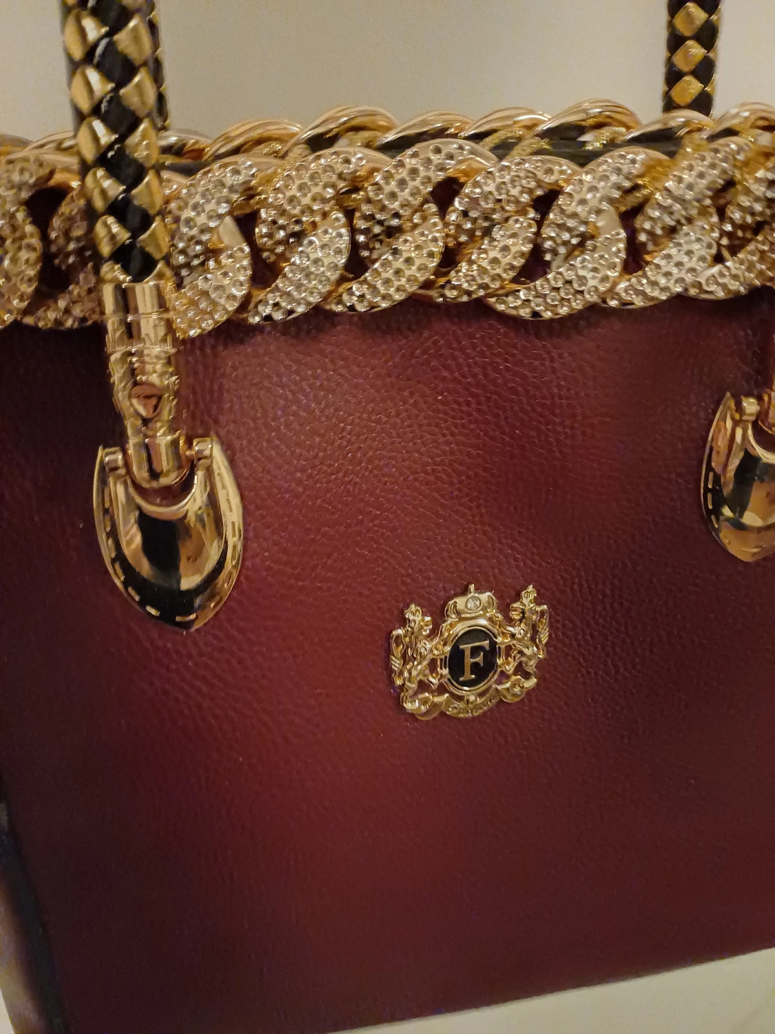  handväska med gulddetaljer - 1