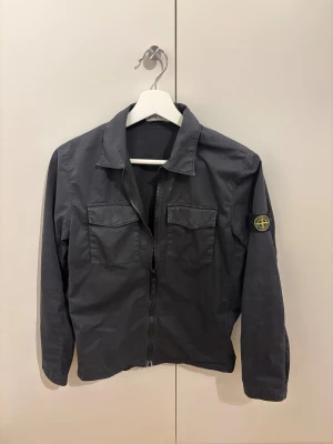 Svart overshirt från Stone Island - Svart barn overshirt från Stone Island.