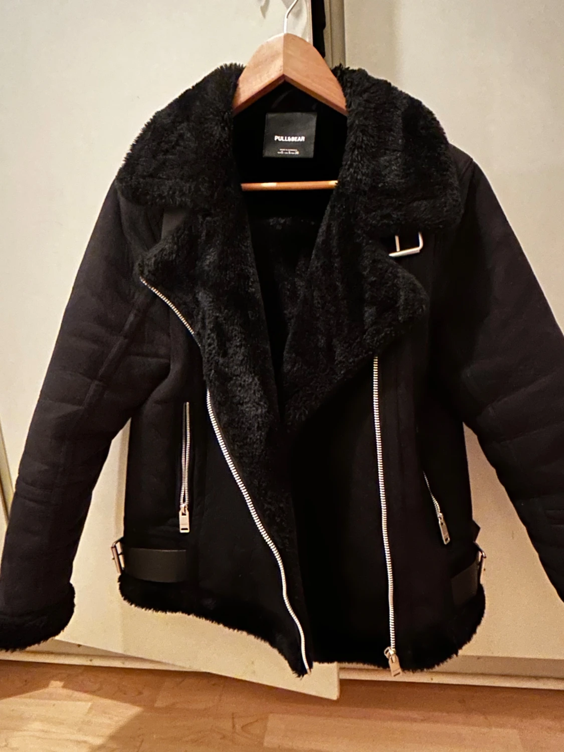 Svart teddyjacka från Pull&Bear