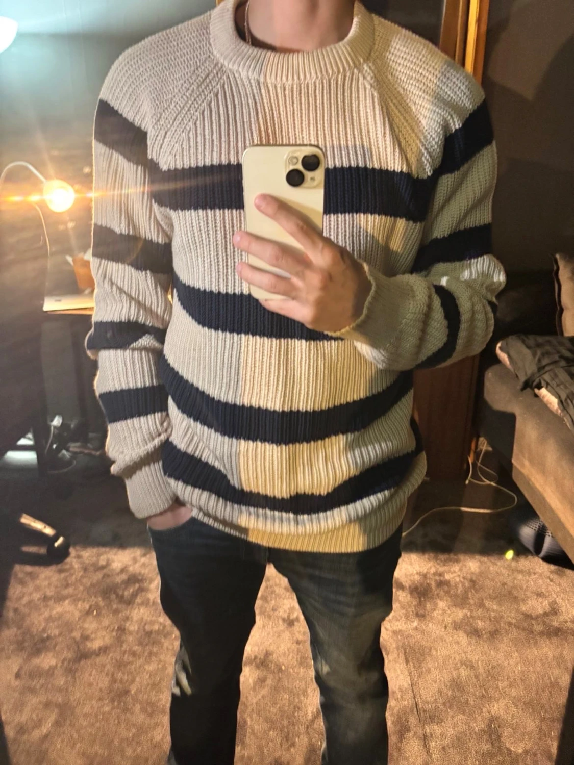 Randig stickad tröja i beige och marinblå - 2