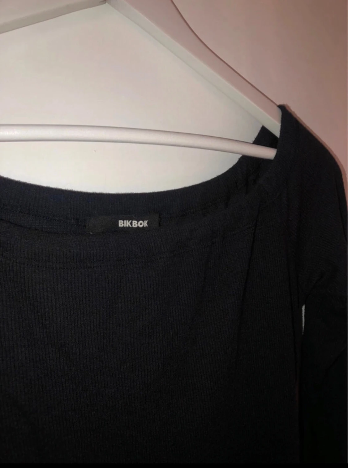 Svart ribbad långärmad klänning BikBok - 1