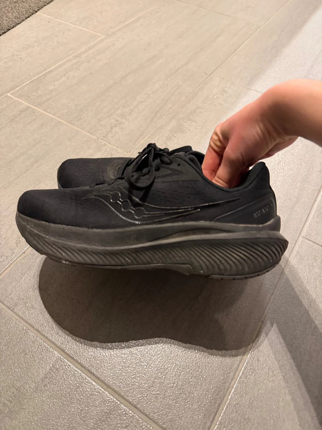 Svarta Saucony sneakers strl 40 - 1