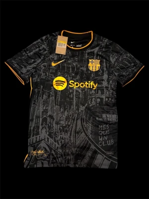 FC Barcelona svart matchtröja Nike S - FC Barcelona matchtröja i svart med grått grafiskt mönster inspirerat av stadens arkitektur. Gula detaljer som klubbmärke, Nike-logga och sponsortryck. Tillverkad i Dri-FIT-material som andas. Korta ärmar och rund hals med gul kant.