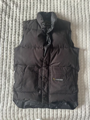 Canada Goose väst - Svart väst från Canada Goose (självklart äkta). Står 2XS men skulle snarare säga att den är XS, liiiite tight på mig som vanligtvis bär S.