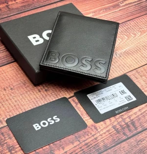 BOSS Black Leather Wallet - Style Big BB_6 cc - BOSS Black Leather Wallet - Style Big BB_6 cc  A signature billfold wallet by BOSS in grained leather with a large embossed logo on the front. Length: 11,0 cm Width: 1,5 cm Height: 8,0 cm 2 inside open pockets 2 bill compartments 6 credit card slots Fully lined Embossed logo Packaging: New with Tags And Original Box & tissue  