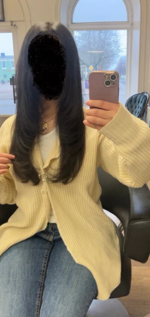 Ribbad beige kofta -  100% lammul beige ribbad kofta med lång. Koftan har en loose passform och är tillverkad i mjukt stickat material som är perfekt för lager-på-lager. Enkel att matcha med både jeans och t-shirt.