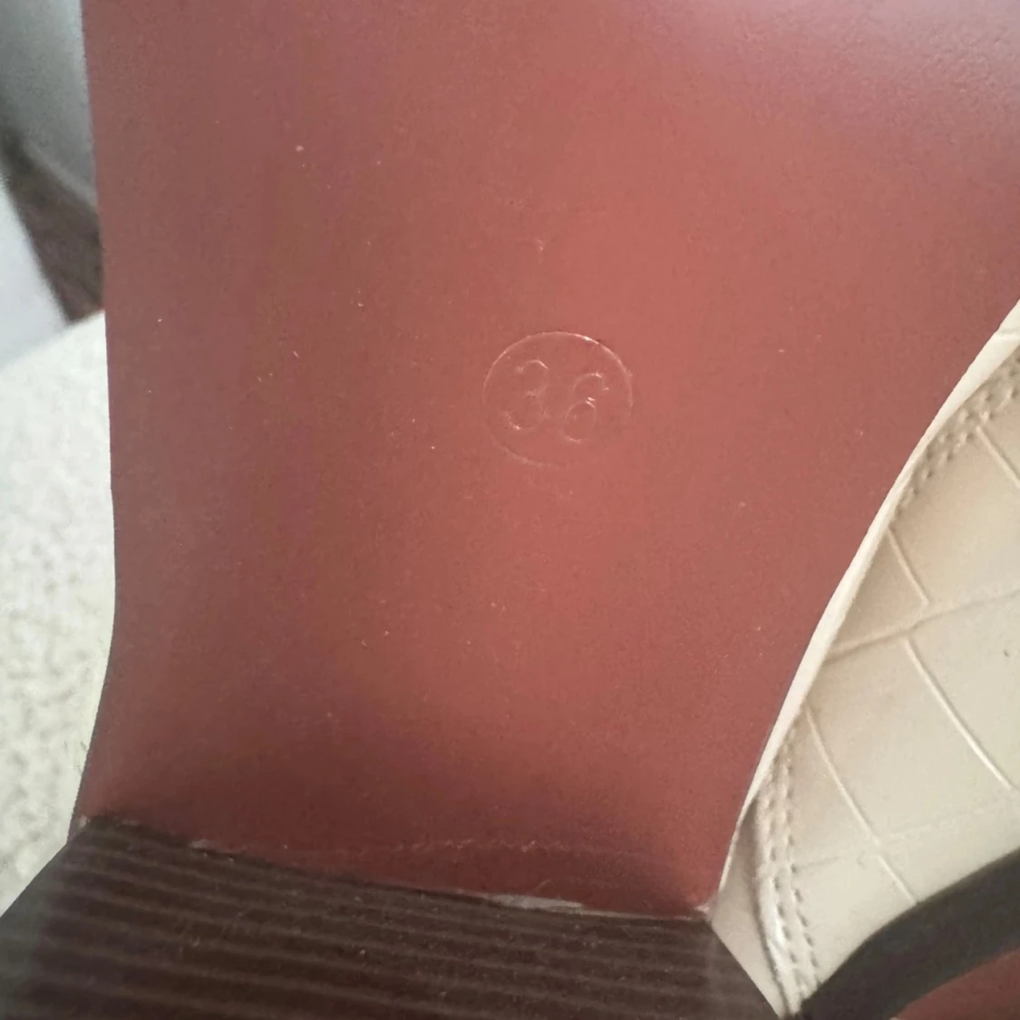 Beiga cowboy boots med krokoprägling - 92