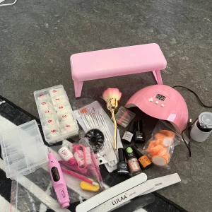 Nagel set säljes - Säljer massa grejer som tillhör naglar 