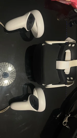 Oculus Quest 2 VR-headset 128gb - Oculus Quest 2 VR-headset med två handkontroller och originalväska. Komplett med ansikts- och lins-skydd. Skick: mycket fint, inga synliga repor eller skador. Perfekt för VR-spel och upplevelser, trådlös och enkel att använda. Allt du behöver för att komma igång med VR direkt.