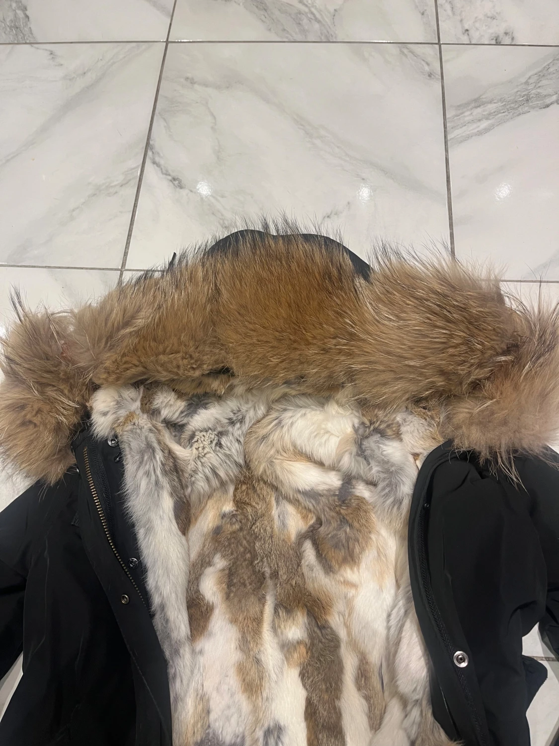 Svart parkas med pälsdetaljer - 2