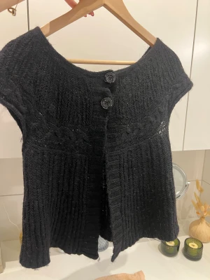 Svart stickad kofta med knappar - Super söt 💞 två knappar upptill 