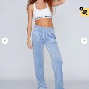 Blå mjukisbyxor från Juicy Couture - Supermjuka ljusblå mjukisbyxor från Juicy Couture, jätte fina men dom är för korta för mig o använder dem inte något mer, har inte använt dom håller mycket alls men super fina annars, skriv om ja ska skicka bild på dem så fixar jag de