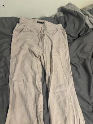 Beige loose pants  - Bra kondition, har haft på 2-3 gånger förut. 