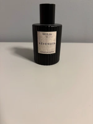 Revenoir parfym  - Revenoir sicilia (x Naxos) nästan hela kvar (50 ml), håller och projicerar hela dagen! Priset går att diskutera! 
