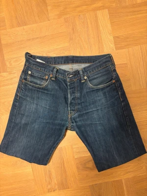 Levi's 501 vintage W32 L30 vintage - Vintage Levi's 501 jeans i mörkblå tvätt med coola fades kring höften. Jeansen är i normal passform. Jeansen gjorda i bomull. Passar perfekt till någon kring 175cm. Hör av vid funderingar.