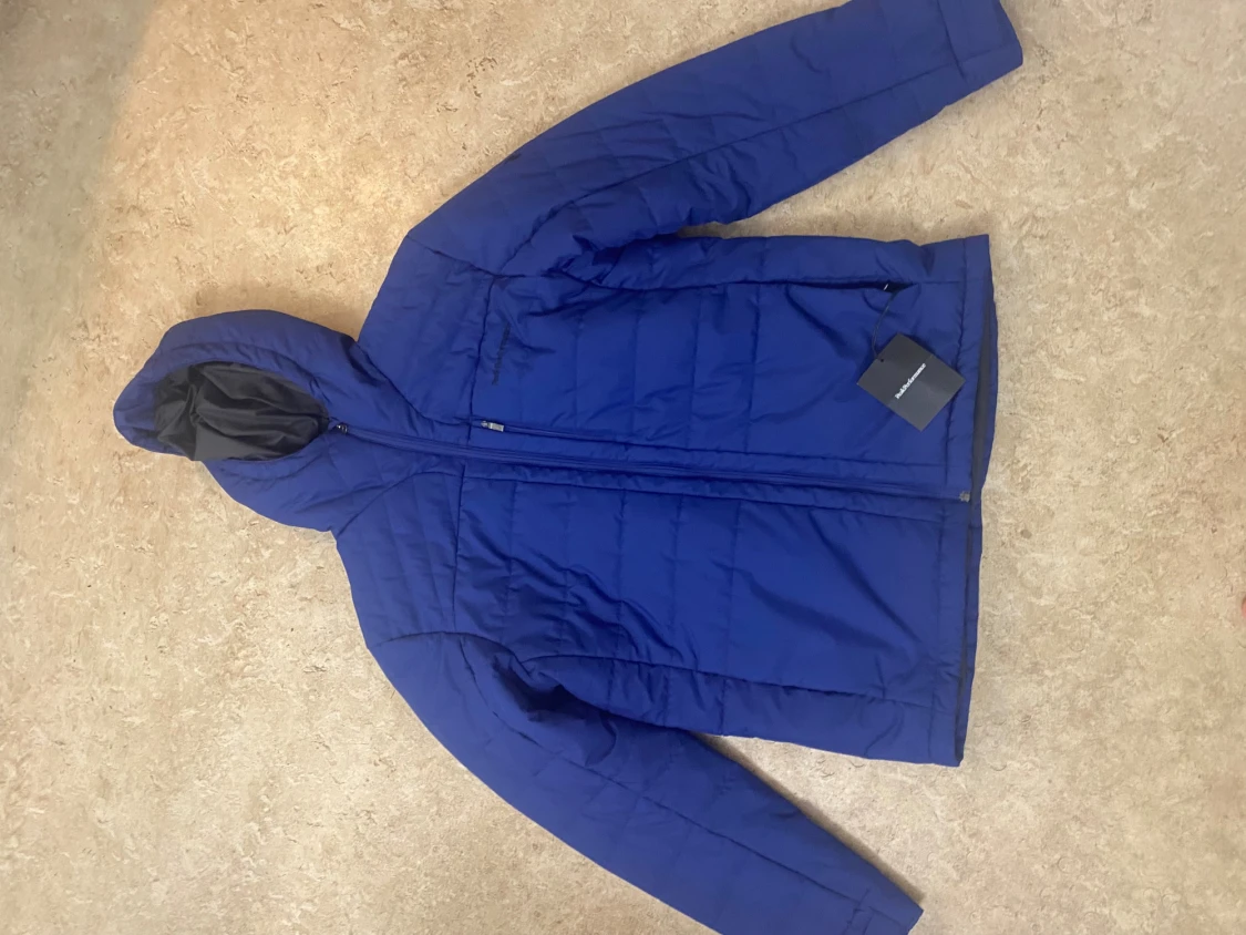 Blå pufferjacka från Peak Performance