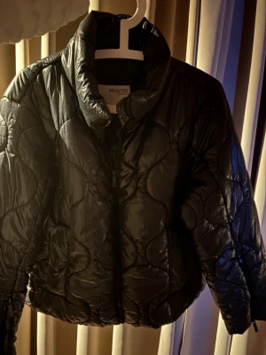 Svart quiltad pufferjacka Selected Femme - Quiltad svart pufferjacka från Selected Femme. Super fin och är i bra skick💕