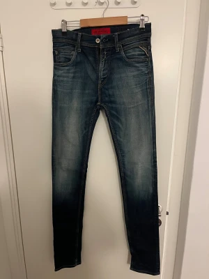 Replay Anbass jeans blå 30/32 - Riktigt snygga och sköna replay jeans slim fit i mörkblå. Passar dig som gillar en tajtare passform och normal midja. Köpte dessa för någon vecka sen, men säljer dem nu eftersom de passade inte mig. W30 L32