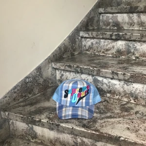 Keps - En  somrig och färgglad keps som är justerbar och finns endast 1x. 💎💙❄️🌨