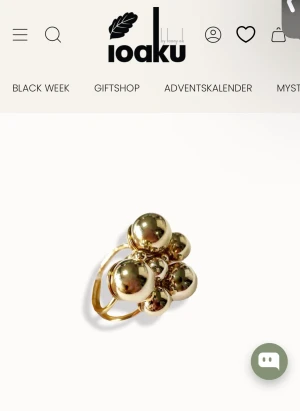 Ioaku ring bollar - Så fin guld dig ring från ioaku. Inte använd ofta men ändå bra skick. Lite av färgen har gått av. Såå fin men kommer inte till användning