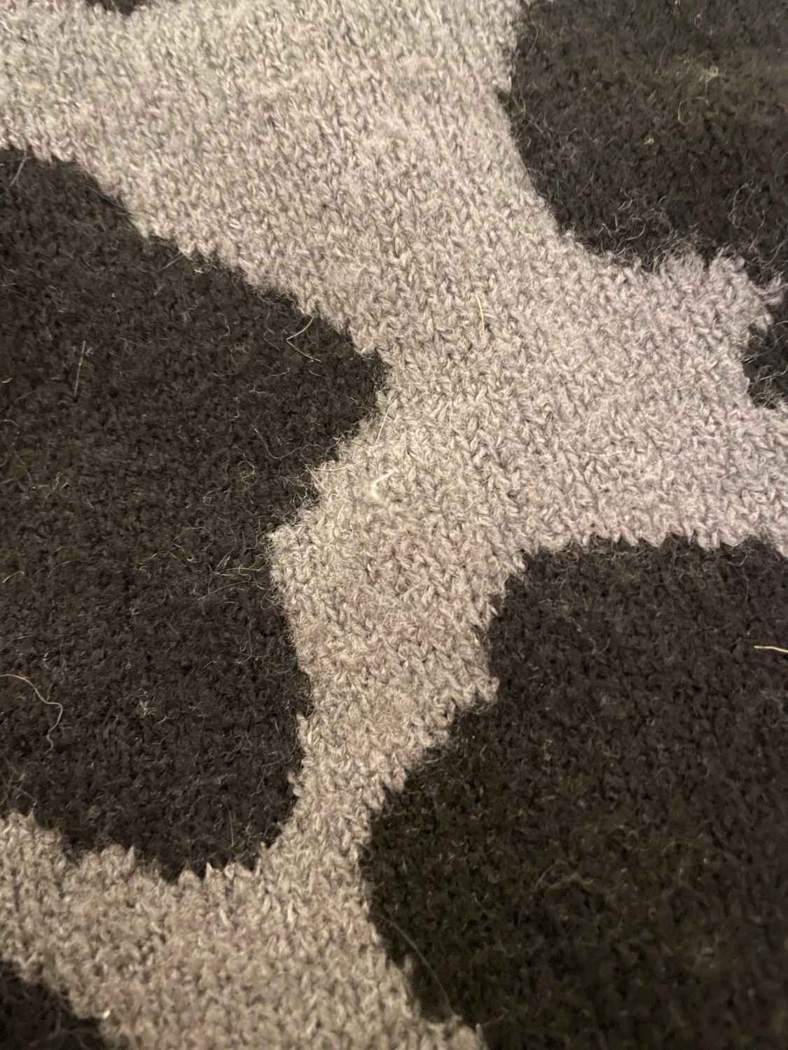 Grå offshoulder stickad tröja med leopardmönster - 2