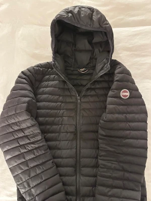 Svart Colmar pufferjacka med huva - Svart pufferjacka från Colmar, i Stl Xs-S, passar dig mellan 162-172. Jackan är i mycket bra skick. Jackan är såklart äkta - kolla bara mina omdömen. Hör av dig om du har någon fråga🙌