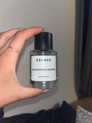 Essnce Irresistible Enigma parfym - Modern Eau de Parfum med stilren design. inspirerad av prada paradox, endast använd MAX 3ggr 