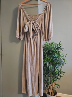 Beige klänning från JDY - Jättefin klänning från JDY. Använd några gånger och i superskick.  Knytband i ryggen. Midilängd. #jdy #långklänning #midiklänning