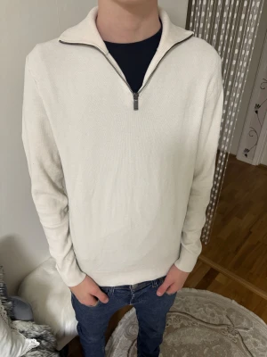 Vit half zip tröja Massimo Dutti M - Snygg vit långärmad tröja från Massimo Dutti i storlek M. Tröjan har en stilren half zip-dragkedja och hög krage. Materialet är mjuk bomull som känns skönt mot huden. Perfekt för dig som gillar en clean och enkel look. Pris kan diskuteras!