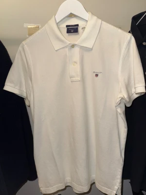 GANT piké  - Skit snygg gant piké i S. Aldrig använd 