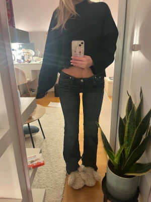 Bootcut jeans från Nelly, mörkblå - Säljer dessa assnygga mörkblå jeansen från Nelly med ”avklippt” kant🩷Använda 1gång🩷säljer då de tyvärr inte satt som jag ville