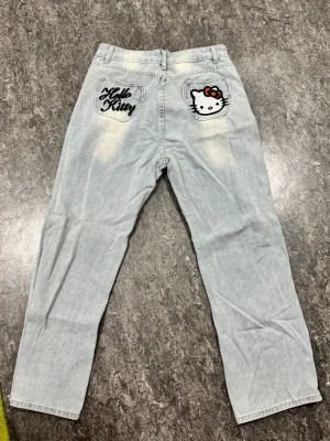 Hello kitty jeans  - Tunnt material! 