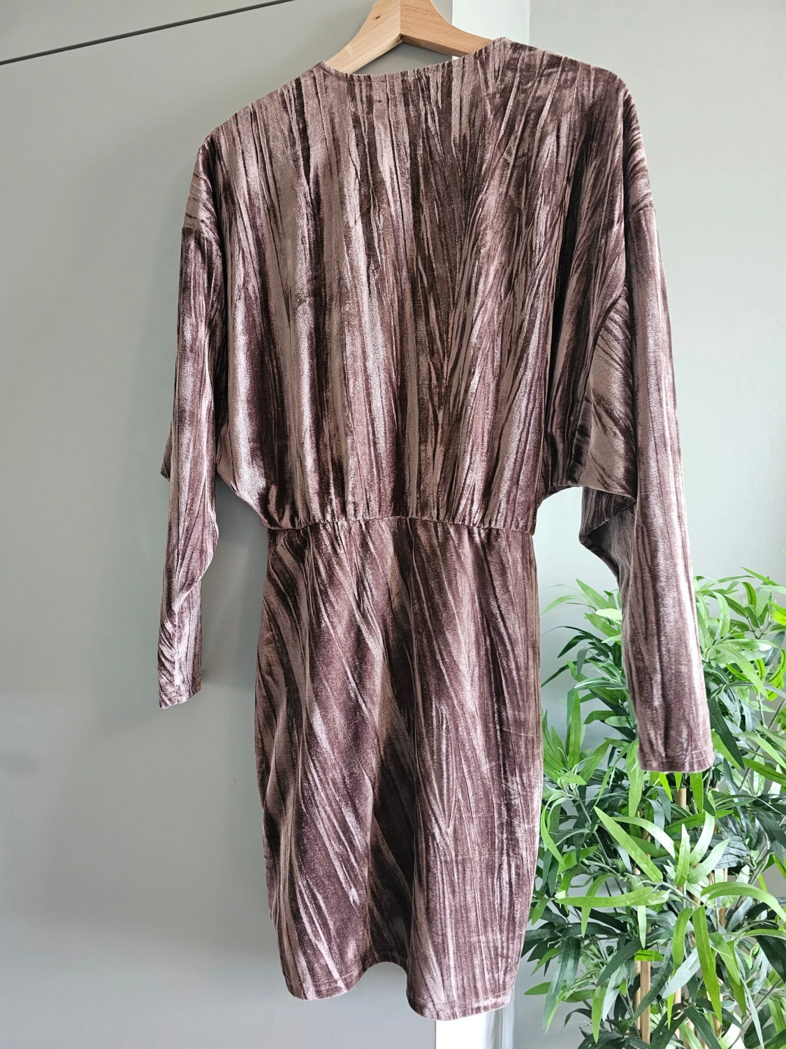 Brun sammetklänning från NA-KD - 4