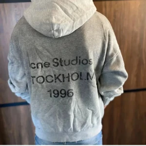Acne Studios Hoodie - Skön eftertraktad hoodie från Acne Studios t salu🤩. Knappt använd💯. Hör av dig om du har några frågor!