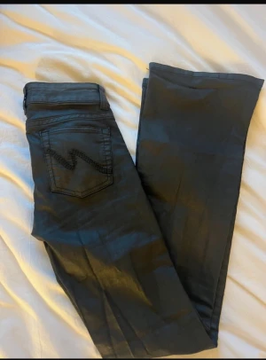 Coated low waist stitch jeans - Aldrig använda, prislapp kvar, storlek xs
