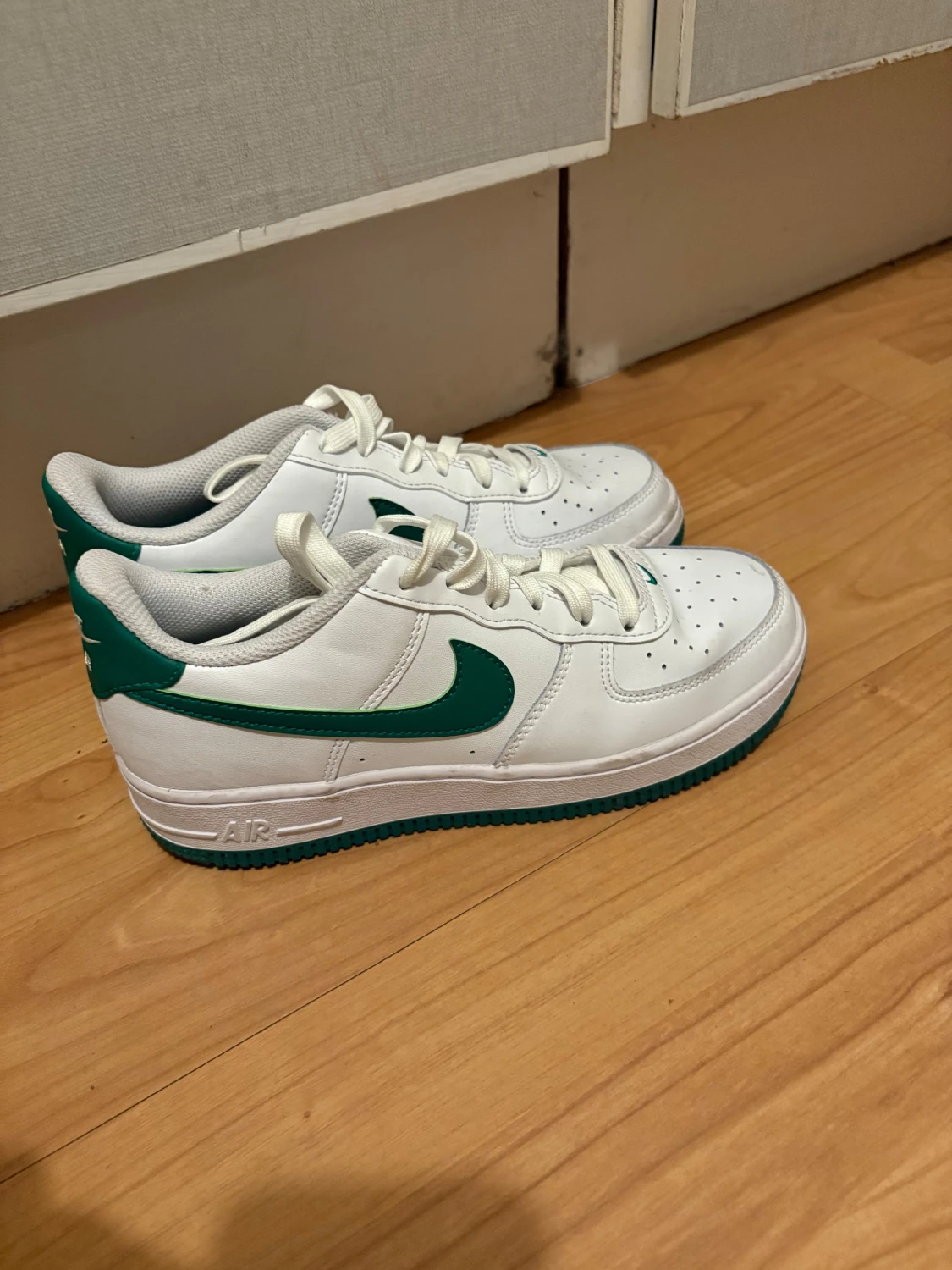 Nike Air Force 1 vit/grön sneakers