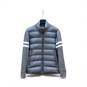 Grå stickad Moncler cardigan - Denna jackan är påväg Den är riktig stilren och unik till dig som har på dig jackan du kommer sticka ut, Priset är ej hugget i sten kan diskuteras vid snabb och smidig affär :)