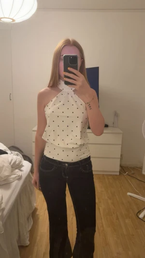 Topp - Superfin halterneck tröja med prickigt mönster😍🤩