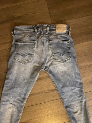 Replay jeans - Säljer ett par jeans från Replay. Väldigt fint skick, modellen är anbass och storleken är 33/30. Skriv vid önskemål om fler bilder eller frågor. Jag kan även skicka mått om det är något som önskas, priset kan diskuteras.
