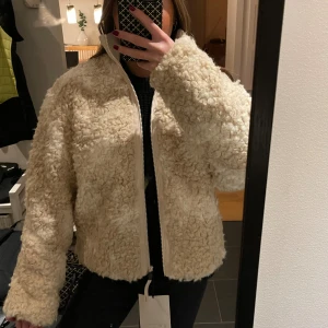 H&M teddyjacka - Tänkte kolla om någon är intresserad av denna slutsålda h&m jacka! Har möjlighet att lämna tillbaka så går tyvärr inte ner i pris 💗