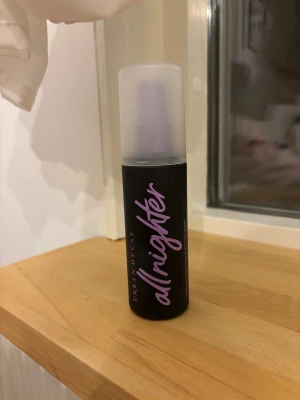 Urban Decay All Nighter Face Mist - Har ca lite mer än halva flaskan kvar. Tycker helt enkelt inte om den. Så tänker att de bättre att sälja till någon som gillar den för billig peng 