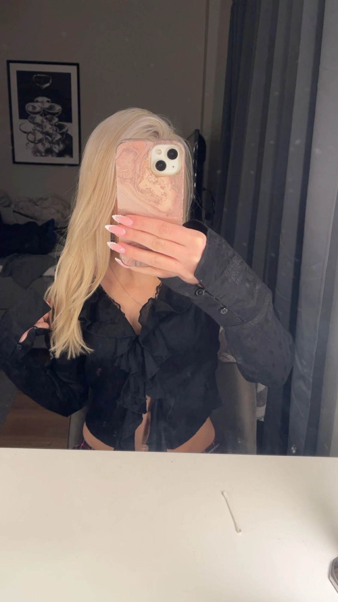 Svart blus med volanger NA-KD