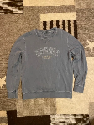 Morris sweatshirt - Snygg blå sweatshirt från Morris med broderad logga på bröstet. 