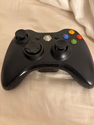 Xbox 360 Wireless Controller - Säljer en Xbox 360 kontroll, den fungerar men är lite smutsig vid knapparna